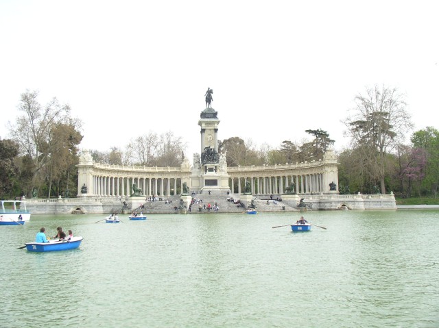 Boating in El Parque del Buen Retiro