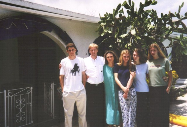 Here we are!  From L-R: Me, Dad, Mom, June, Jenni, Julie.  We all look so young!  :-)