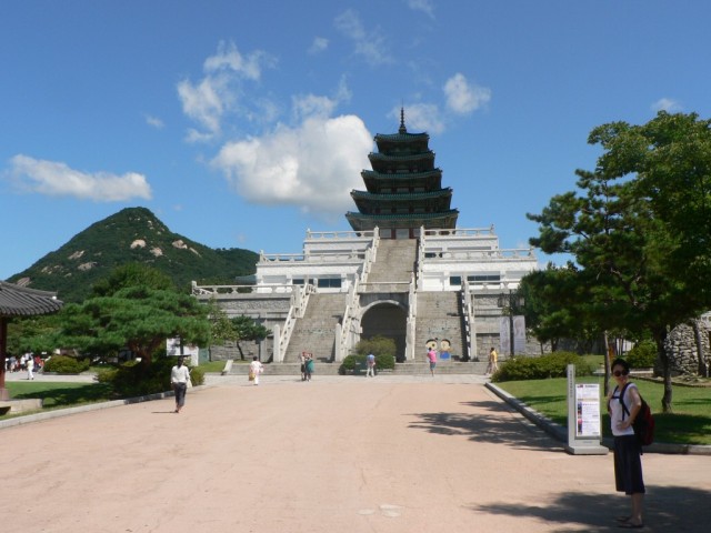 In my first day in Seoul I visited the Gyeongbokgung Palace near the Insadong area.
