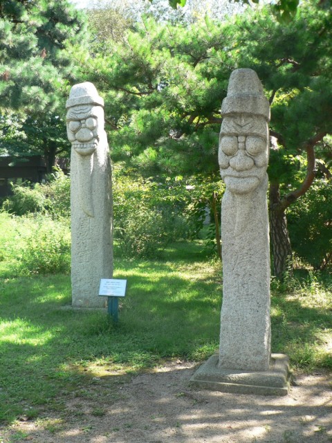 I'm not sure about significance of these statues, but I like their look.