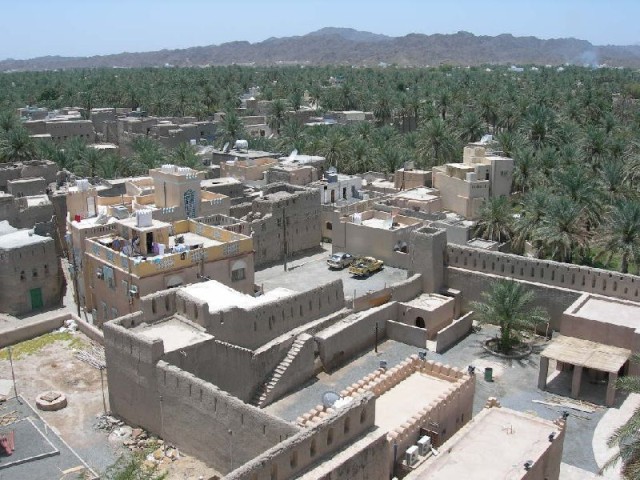 The target of our paparazzi-like attack: Nizwa Fort and the town of Nizwa.