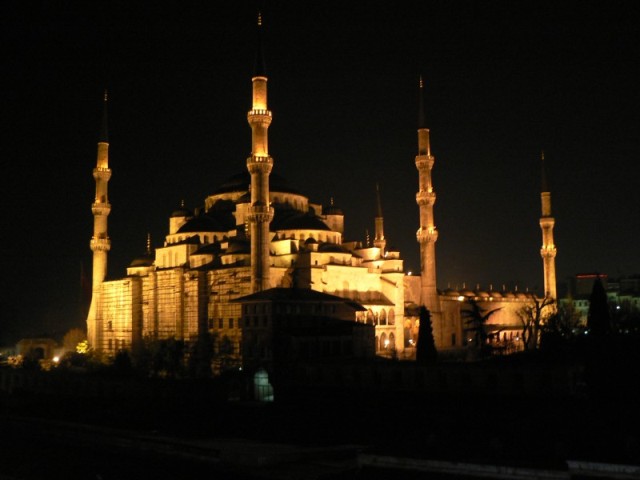 A view of the spectacular Blue Mosque from the room of our hotel...